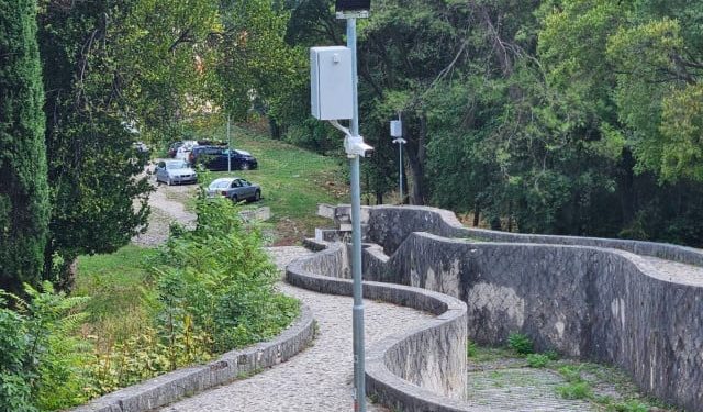 FOTO Postavljen videonadzor na Partizanskom groblju u Mostaru