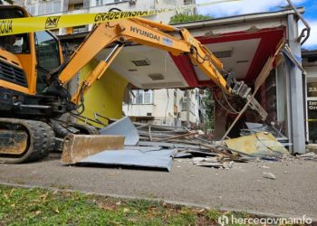 FOTO Rušenje bespravno izgrađenih objekata u Radićevoj ulici u Mostaru