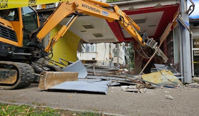 FOTO Rušenje bespravno izgrađenih objekata u Radićevoj ulici u Mostaru