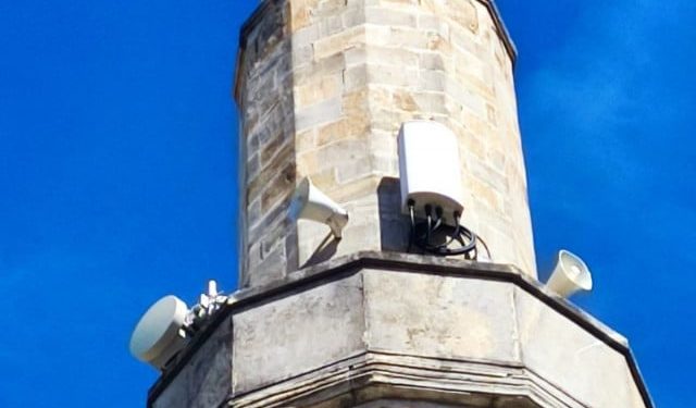 FOTO Skupina građana Mostara traži uklanjanje 4G opreme sa jedne od najpoznatijih džamija u Starom gradu