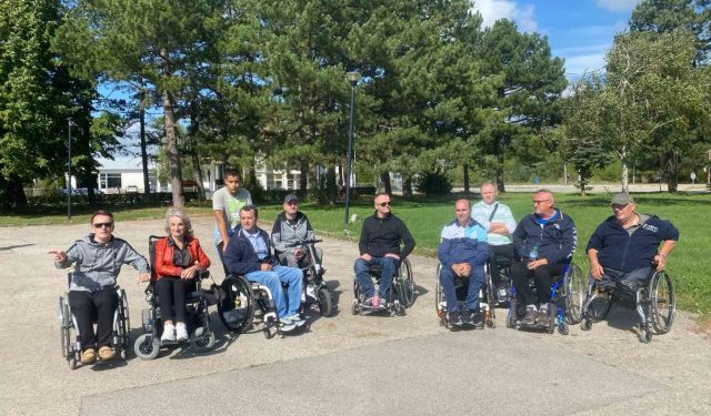FOTO/VIDEO Osobe s invaliditetom natjecale se u spretnosti vožnje automobilom