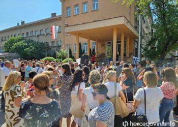 FOTO/VIDEO Prosvjetni djelatnici započeli generalni štrajk, okupili se ispred Vlade HNŽ u Mostaru