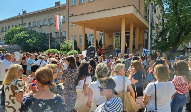 FOTO/VIDEO Prosvjetni djelatnici započeli generalni štrajk, okupili se ispred Vlade HNŽ u Mostaru