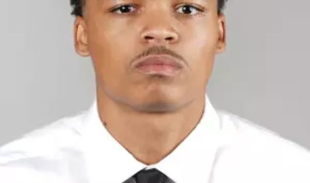 Fakultetski nogometaš hitno je otišao u bolnicu nakon što se srušio na terenu u stravičnim scenama