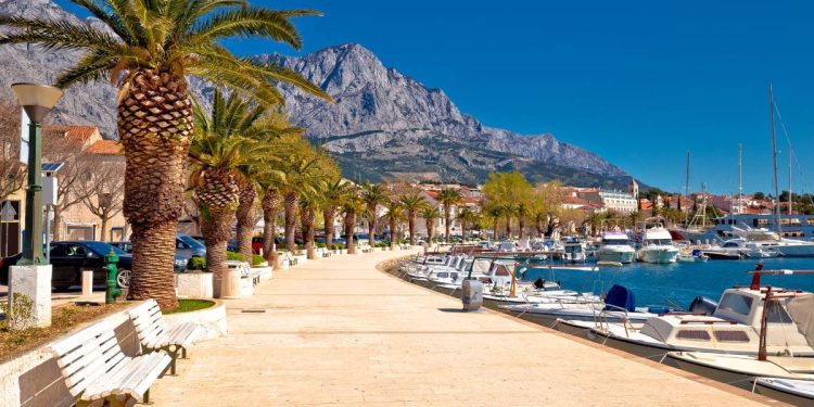 Finac porazbijao recepciju hotela u Baškoj Vodi, a onda krenuo razbijati po mjestu…