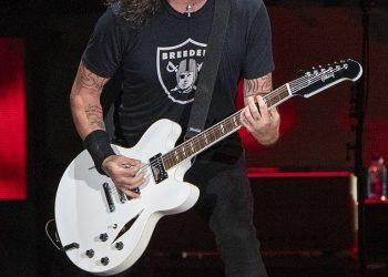 Foo Fighters ‘spremni su na pauzu’ dok Dave Grohl pokušava ‘vratiti povjerenje svoje obitelji’ nakon skandala s dječjom bombom i aferom