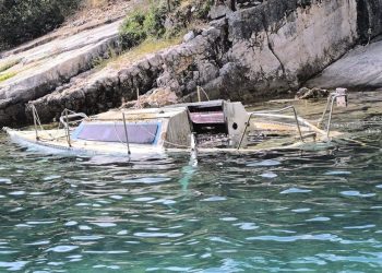 GDJE JE VLASNIK, GDJE SU SLUŽBE? Ova jedrilica stoji potopljena u istarskoj uvali 6 mjeseci