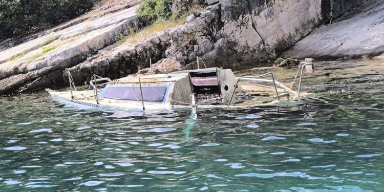 GDJE JE VLASNIK, GDJE SU SLUŽBE? Ova jedrilica stoji potopljena u istarskoj uvali 6 mjeseci