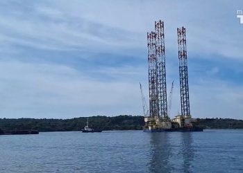 GODINAMA NAJVIŠA KONSTUKCIJA PULE Nakon dugog remonta, isplovila platforma Labin