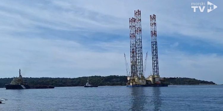 GODINAMA NAJVIŠA KONSTUKCIJA PULE Nakon dugog remonta, isplovila platforma Labin