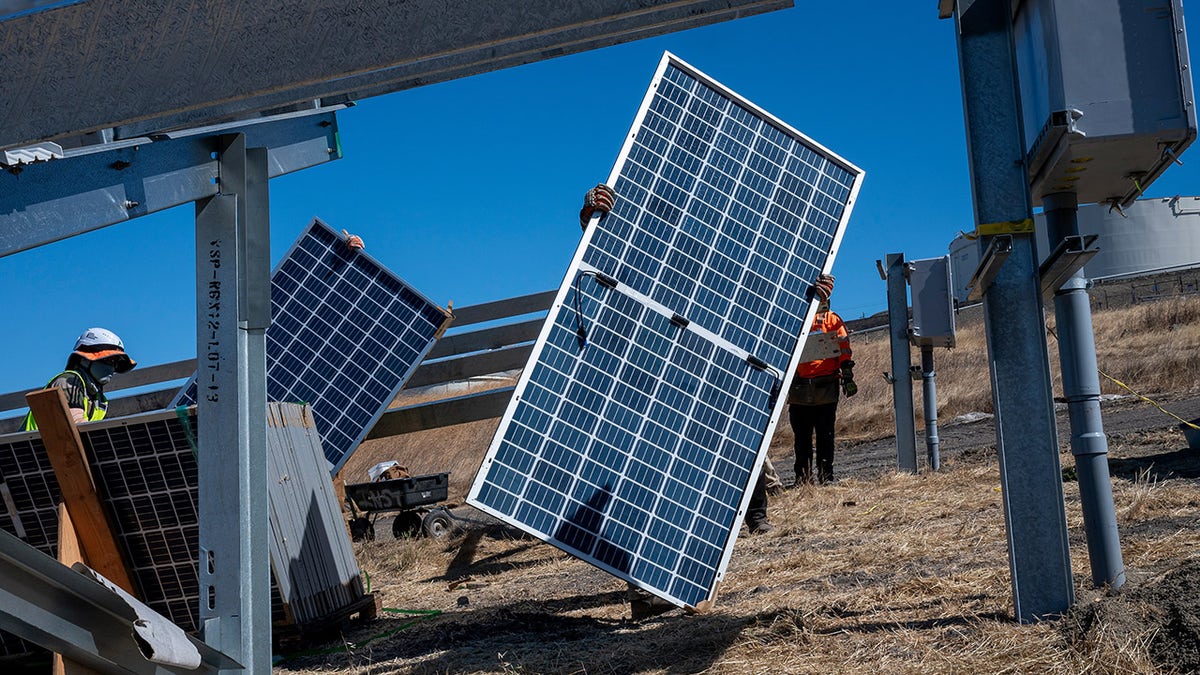 Solarni paneli se postavljaju