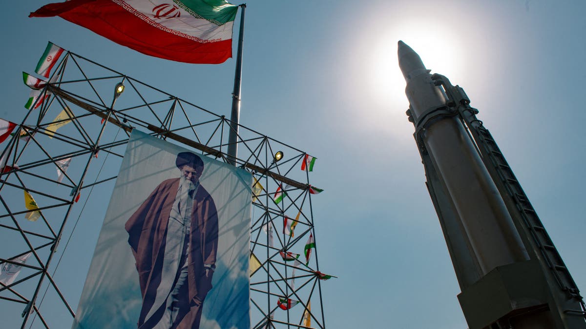 Khameneijev plakat pored iranskih projektila
