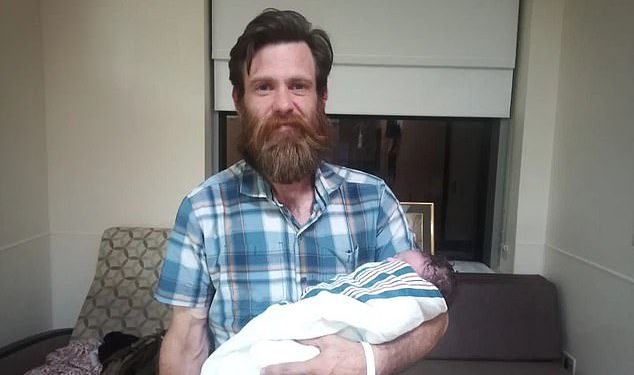 Glumac serije Little Rascals, Bug Hall, žestoko je napao nakon ‘seksističke’ izjave nakon rođenja sina