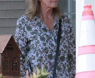 Glumica poznata po kultnoj seksi sceni na plaži u kasnim 70-ima prolazi gotovo nezapaženo dok kupuje u Kaliforniji – možete li pogoditi o kome se radi?