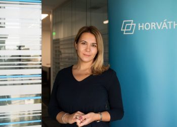 Gotovo polovica tvrtki iz uslužnih djelatnosti tek počinje usvajati AI