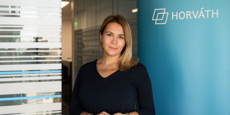 Gotovo polovica tvrtki iz uslužnih djelatnosti tek počinje usvajati AI