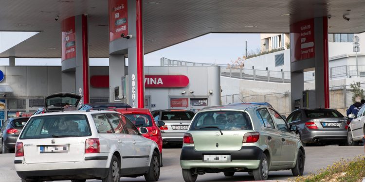 Građane na benzinskim pumpama dočekalo neugodno iznenađenje: ‘Događa se već par dana’