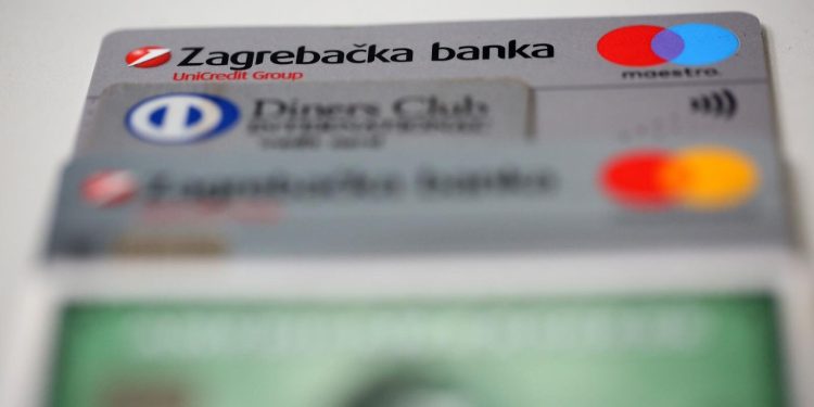 Hrvati prošle godine na kartice ispeglali 35,2 milijarde eura