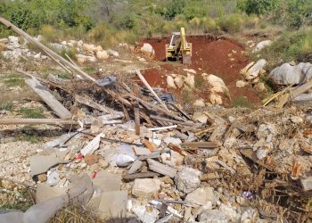 “I ROĐENU MATER BI PRODALI!” Iskopavaju plodnu zemlju u Rogoznici koja je othranila generacije i prodaju je, a rupe pune otpadom…