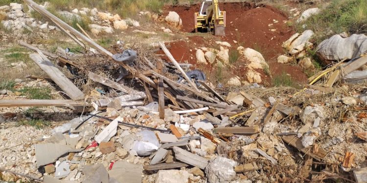 “I ROĐENU MATER BI PRODALI!” Iskopavaju plodnu zemlju u Rogoznici koja je othranila generacije i prodaju je, a rupe pune otpadom…