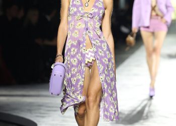 Iris Law zapanjila otkrivajući ljubičastu haljinu na Versaceovoj reviji na Tjednu mode u Milanu u prvom izlasku nakon razlaza s Engleskom, a otkriven je dečko zvijezde Liverpoola Trent Alexander-Arnold