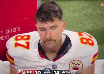 Isječak Travisa Kelcea koji izgleda jadno na klupi Chiefsa postaje viralan dok se OPET bori za Kansas City – nakon što je Taylor Swift preskočila utakmicu u Atlanti