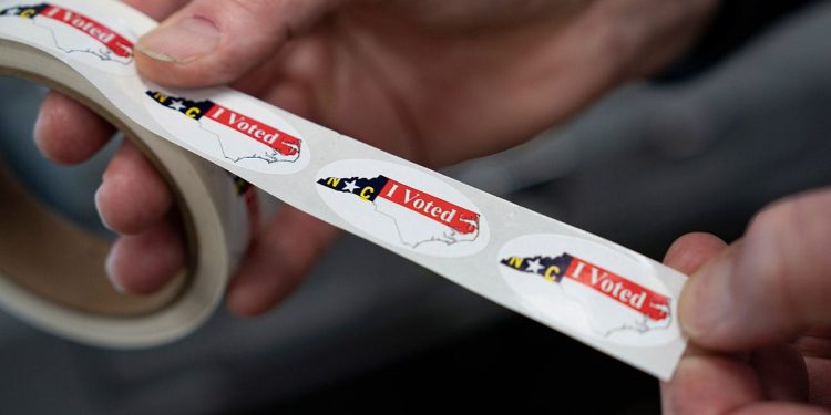 Izborni odbor Sjeverne Karoline suočava se s još jednom tužbom, dok RNC tuži swing državu zbog zabrinutosti oko glasovanja negrađana