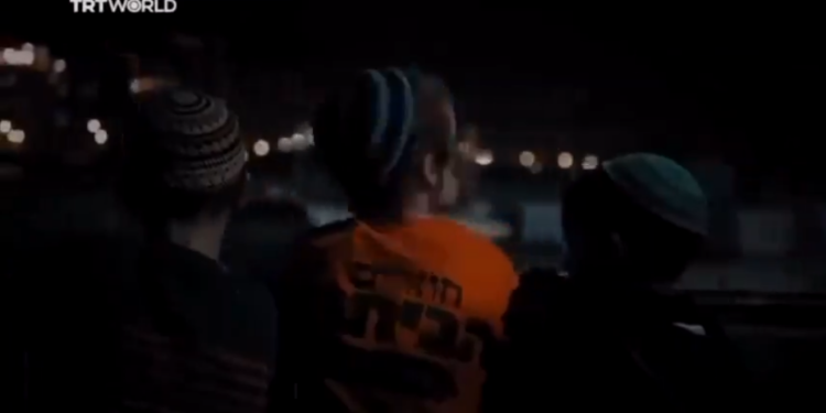 Izraelski doseljenici organiziraju obiteljske izlete brodom kako bi gledali razaranje Gaze