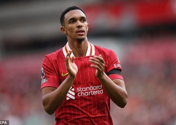 Izvori bliski Trentu Alexander-Arnoldu obmanjuju bizarne izvještaje da on nudi 84 milijuna funti za kupnju francuskog kluba