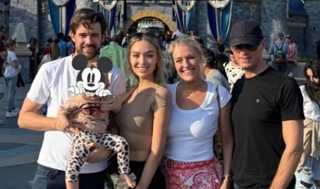 Jack Whitehall i partnerica Roxy Horner odvode kćer Elsie na čarobno putovanje u pariški Disneyland nakon što je proslavila njezin prvi rođendan