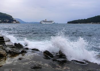 Jako jugo uz moguće neverine, u prekidu dvije katamaranske linije