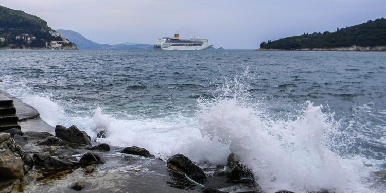 Jako jugo uz moguće neverine, u prekidu dvije katamaranske linije