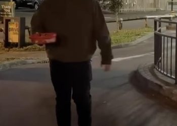 James Corden dijeli svoje čokolade nakon što su ga obožavatelji primijetili u Smithyjevom omiljenom restoranu brze hrane KFC tijekom snimanja Gavina i Stacey nakon što je glumac priznao da se obratio Ozempicu