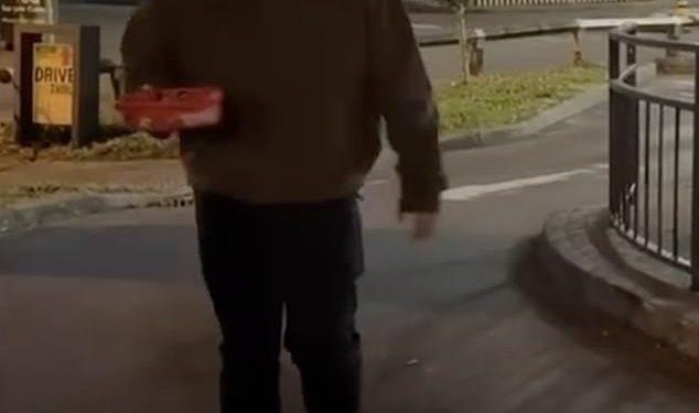 James Corden dijeli svoje čokolade nakon što su ga obožavatelji primijetili u Smithyjevom omiljenom restoranu brze hrane KFC tijekom snimanja Gavina i Stacey nakon što je glumac priznao da se obratio Ozempicu