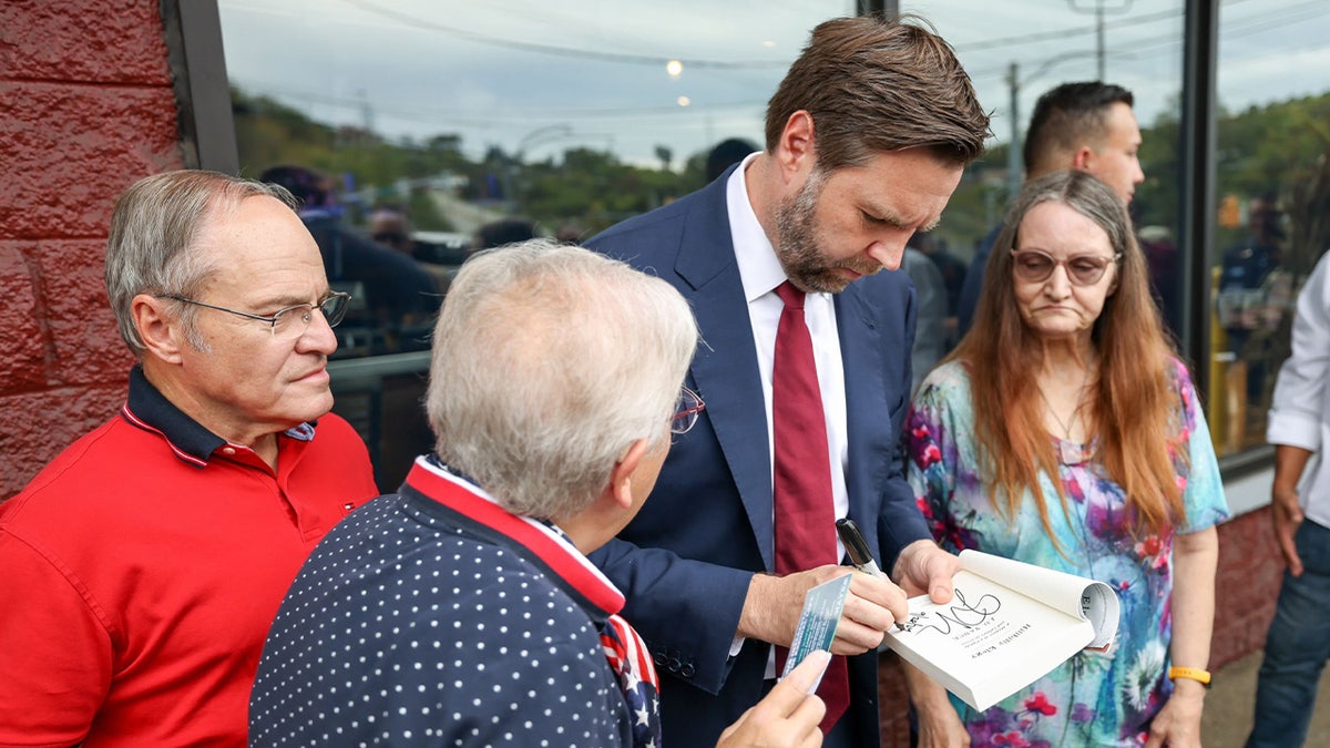 JD Vance pozdravlja pristaše