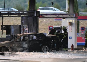 Jedna osoba se bori za život: Vozaču je glava bila na volanu prije nego se zabio u pumpu?