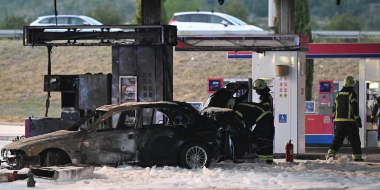 Jedna osoba se bori za život: Vozaču je glava bila na volanu prije nego se zabio u pumpu?