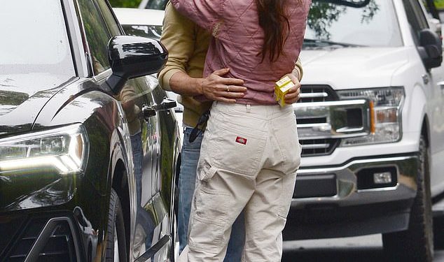 Jeremy Allen White dijeli vrući poljubac s kolegicom iz filma Medvjed Molly Gordon u šokantnoj novoj romansi – tjednima nakon što se Rosalia rastala