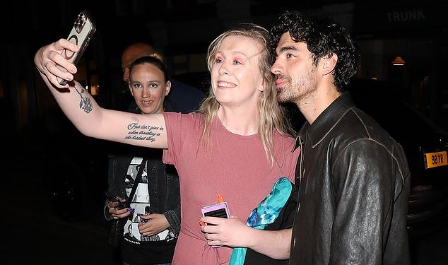 Joea Jonasa napadaju obožavatelji dok uživa u noćnom izlasku s bratom Kevinom u Chiltern Firehouseu – nakon što je bivša supruga Sophie Turner službeno postala Instagram s novim muškarcem Peregrine Pearson