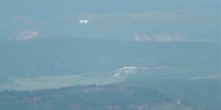 Južna Koreja optužuje Sjevernu Koreju za lansiranje više balona za smeće u svoj svemir