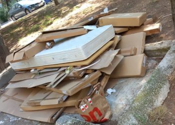 KAOS U SPLITSKOM KVARTU Kartoni i madrac bačeni uz cestu, Splićani ogorčeni