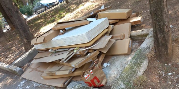 KAOS U SPLITSKOM KVARTU Kartoni i madrac bačeni uz cestu, Splićani ogorčeni