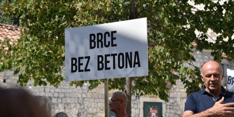 KAŠTELA Održan prosvjed zbog betonizacije stare gradske jezgre Kaštel Starog: “Mi ne razumijemo zašto ovoliko betona”