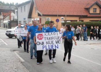 KRAĐA TRADICIJE U BUSOVAČI Članovi Napretka izašli na prosvjed, traže da im se vrate uzurpirana zgrada i narodne nošnje