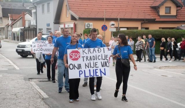 KRAĐA TRADICIJE U BUSOVAČI Članovi Napretka izašli na prosvjed, traže da im se vrate uzurpirana zgrada i narodne nošnje