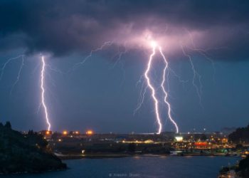 KREĆE SE PREMA NAMA Nevrijeme u Hrvatskoj, pijavice divljale na Jadranu, u Zagrebu snimljena spektakularna duga