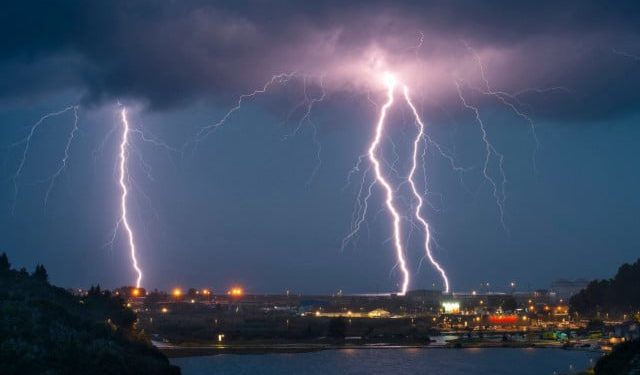 KREĆE SE PREMA NAMA Nevrijeme u Hrvatskoj, pijavice divljale na Jadranu, u Zagrebu snimljena spektakularna duga