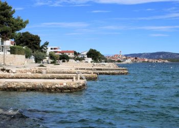 KRENULO JE! Krim odjel za korupciju kazneno prijavio muškarca iz Betine zbog betoniranja zaštićenog obalnog područja