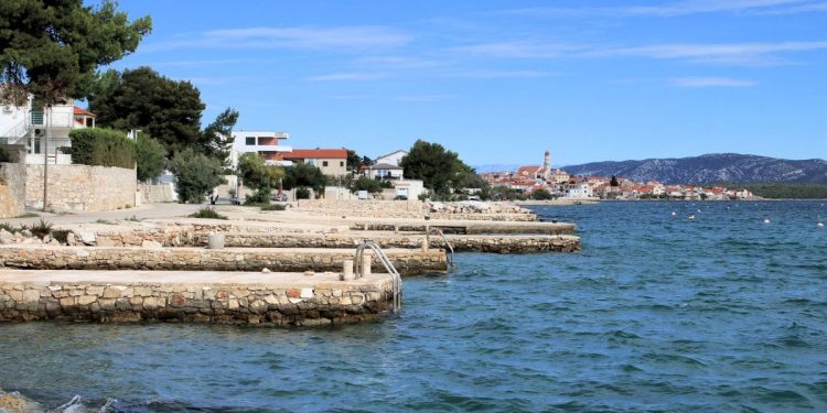 KRENULO JE! Krim odjel za korupciju kazneno prijavio muškarca iz Betine zbog betoniranja zaštićenog obalnog područja