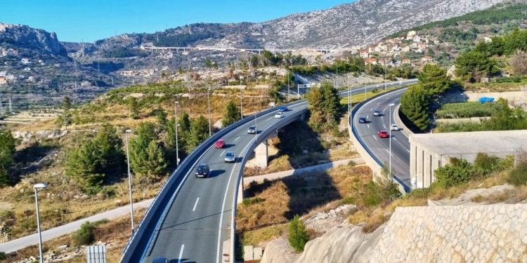 KVAR VOZILA Na ulazu u Split vozi se jednim trakom